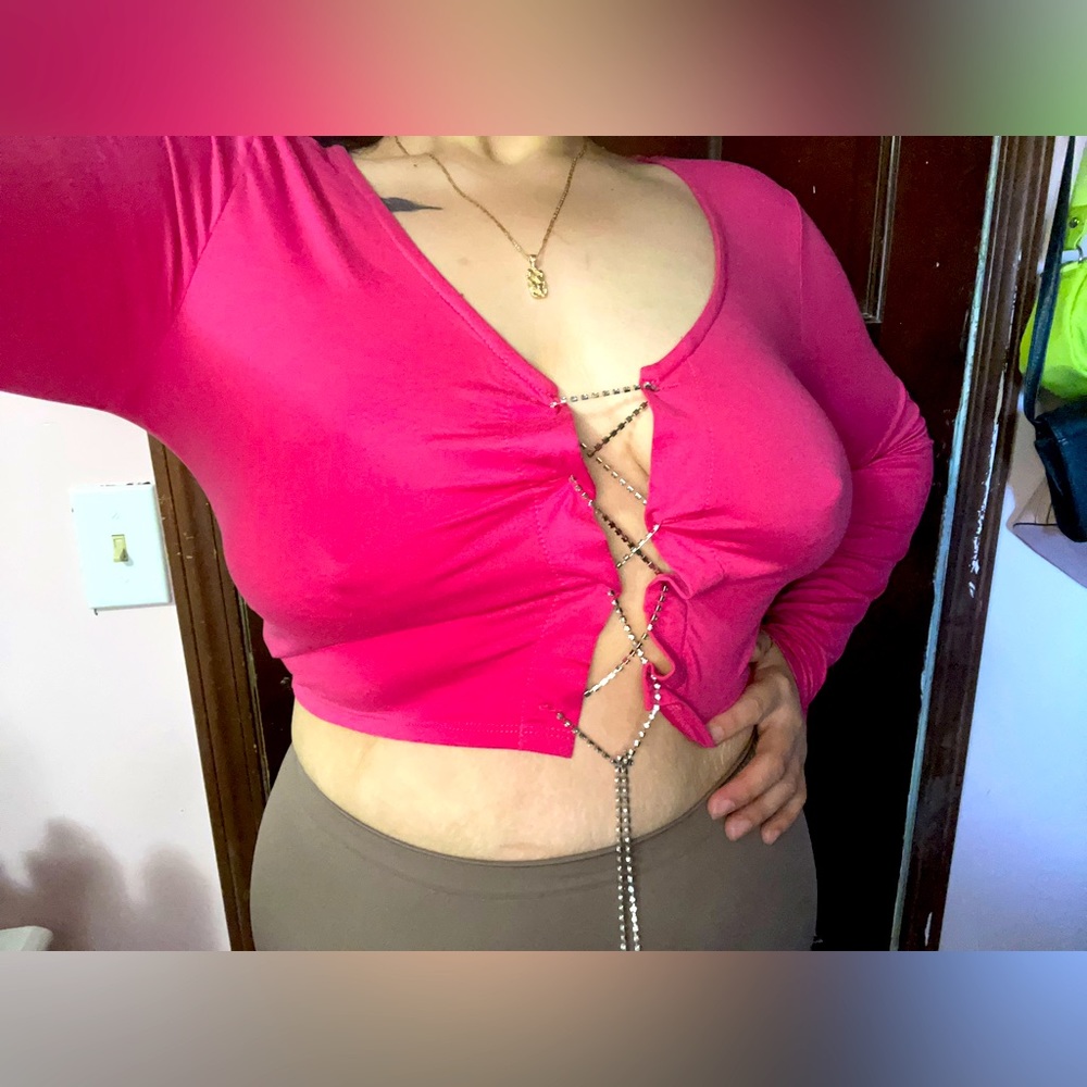 Rinestone opened down middle pink top
